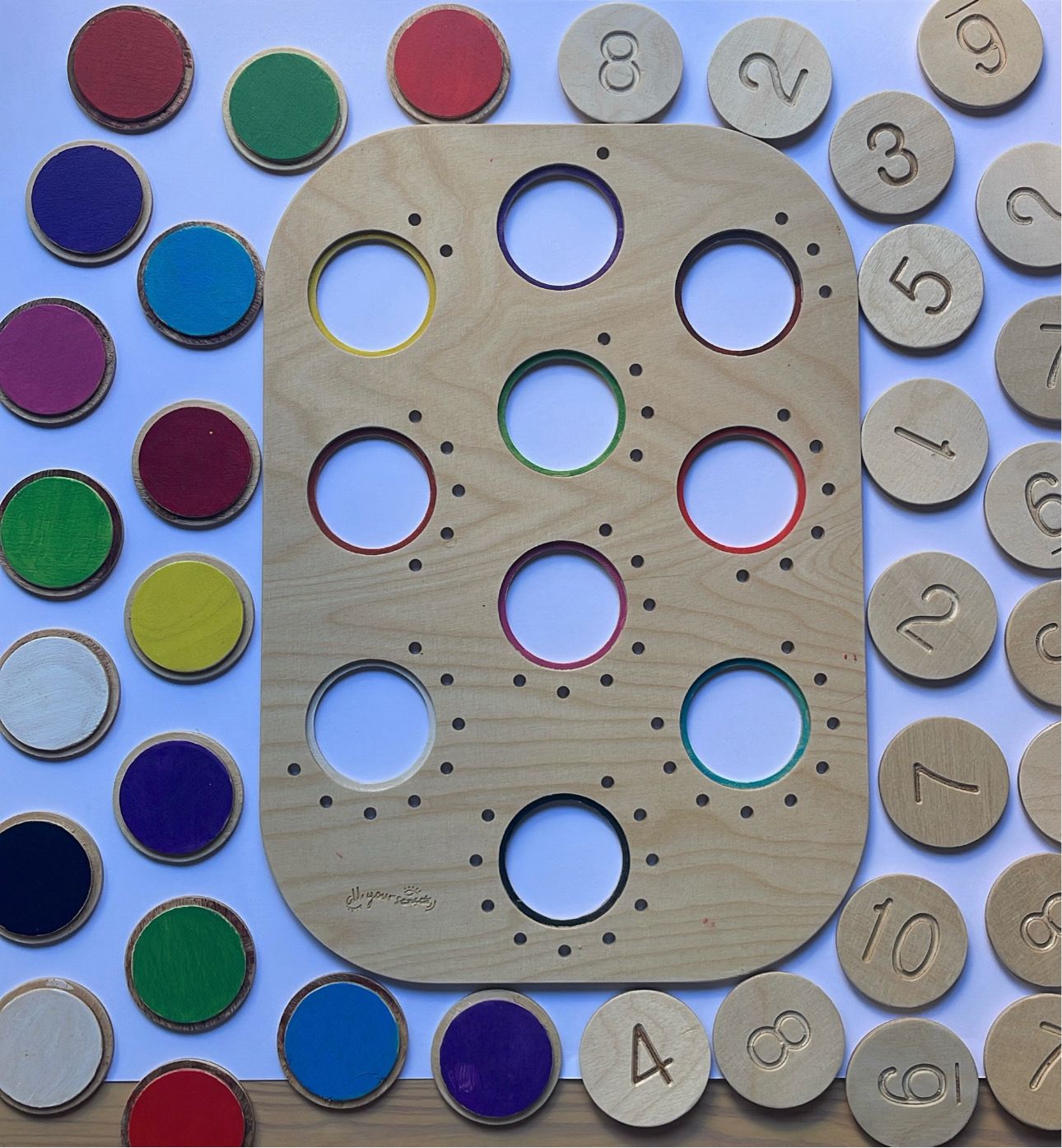 Ξύλινος πίνακας Montessori με πλακίδια χρωμάτων και αριθμών για εκπαιδευτικές δραστηριότητες προσχολικής ηλικίας.
