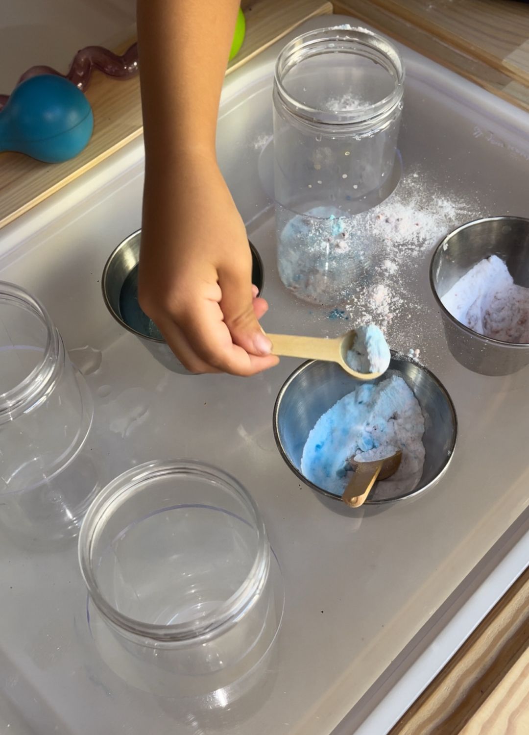 Παιχνίδι με νερό στον Πειραματικό Πίνακα Montessori, ιδανικό για αισθητηριακή εξερεύνηση με κάδο TROFAST.