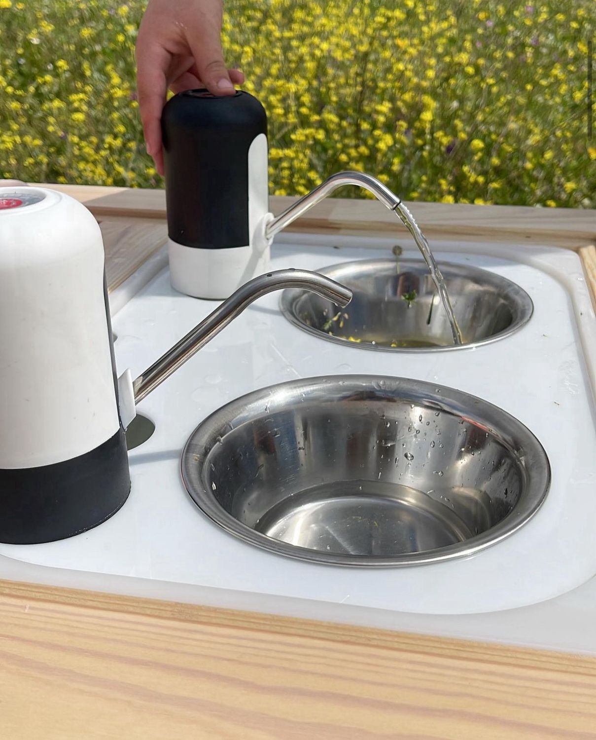 Παιδικός νεροχύτης Montessori για αισθητηριακό παιχνίδι με νερό και αυτοεξυπηρέτηση.