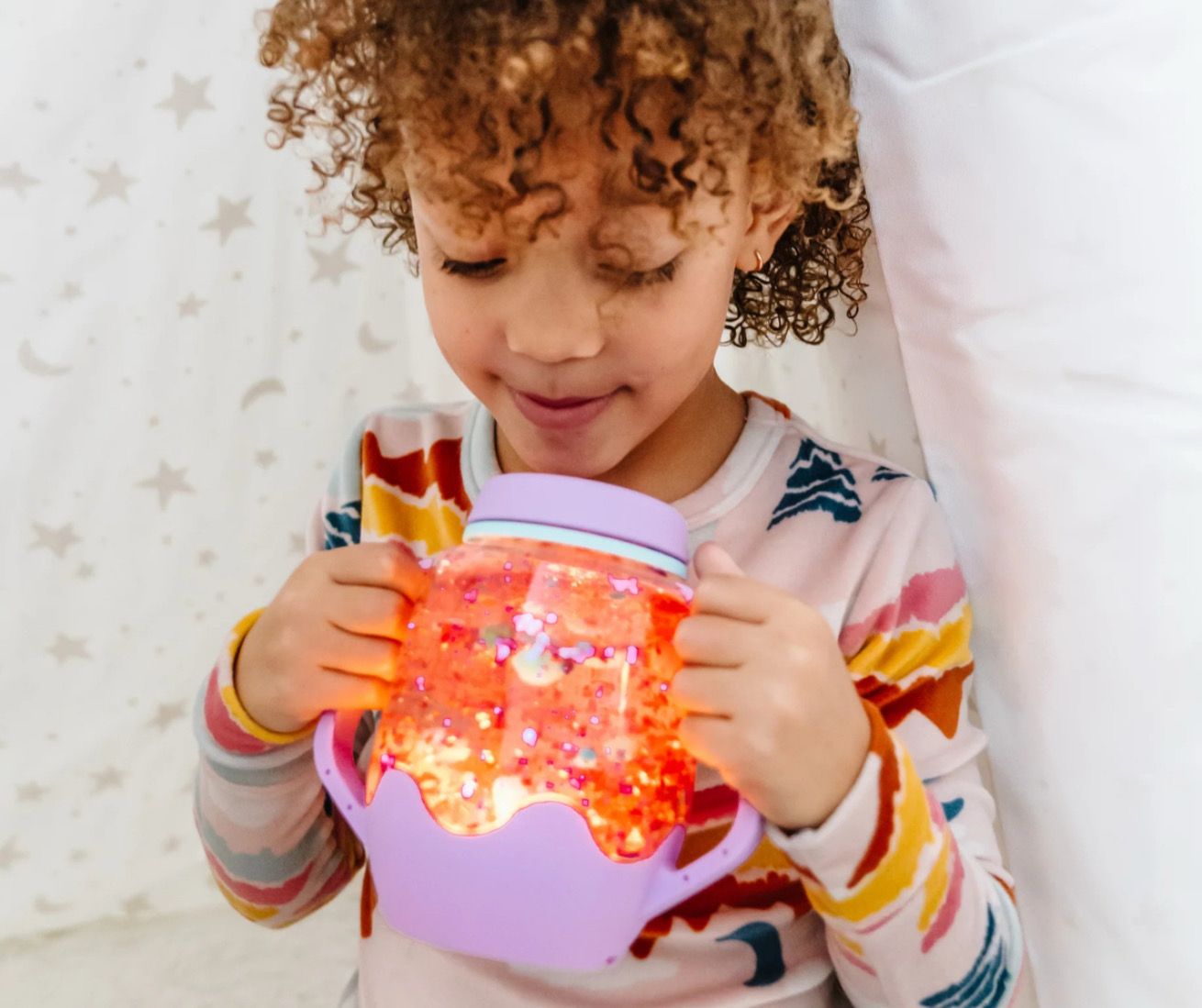 παιδι κρατα αισθητηριακο μπουκαλι ροζ, φωτιζει και εκεινο το παρατηρει και αναπτυσσει την αισθηση της ορασης