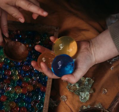 αισθητηριακά υλικά για παιδιά, πολύχρωμα ρύζια, πλαστελίνες, μικρά ξύλινα στοιχεία