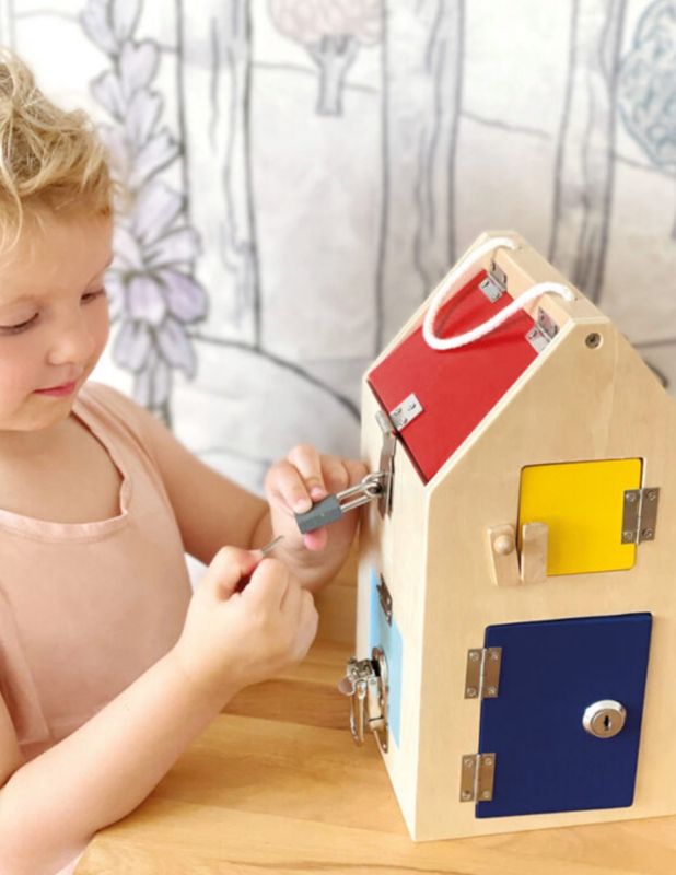 Ξύλινο Σπιτάκι Με Κλειδαριές