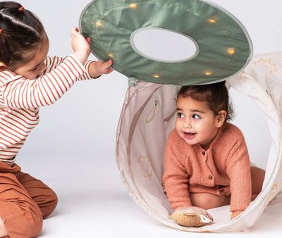 Βρεφικά αισθητηριακά παιχνίδα. βρεφικά υλικά που ξυπνούν τις αισθήσεις