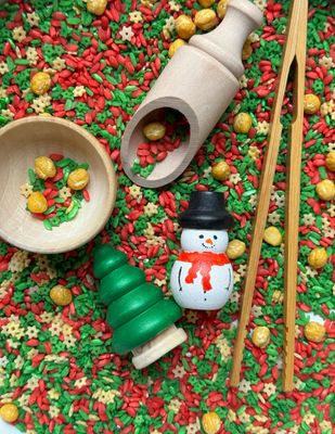 play kits  με διάφορα θέματα και ποικίλα υλικά όπως πλαστελίνες και αισθητηριακό ρύζι