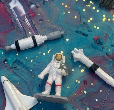 play kits  με διάφορα θέματα και ποικίλα υλικά όπως πλαστελίνες και αισθητηριακό ρύζι