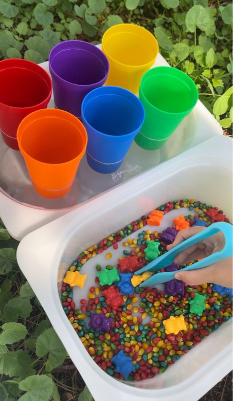 αρκουδάκια αρίθμησης και ταξινόμησης πιασμένα με τσιμπιδα απο παιδί.στόχος είναι να ταξινομηθούν χρωματικά στα πολύχρωμα 