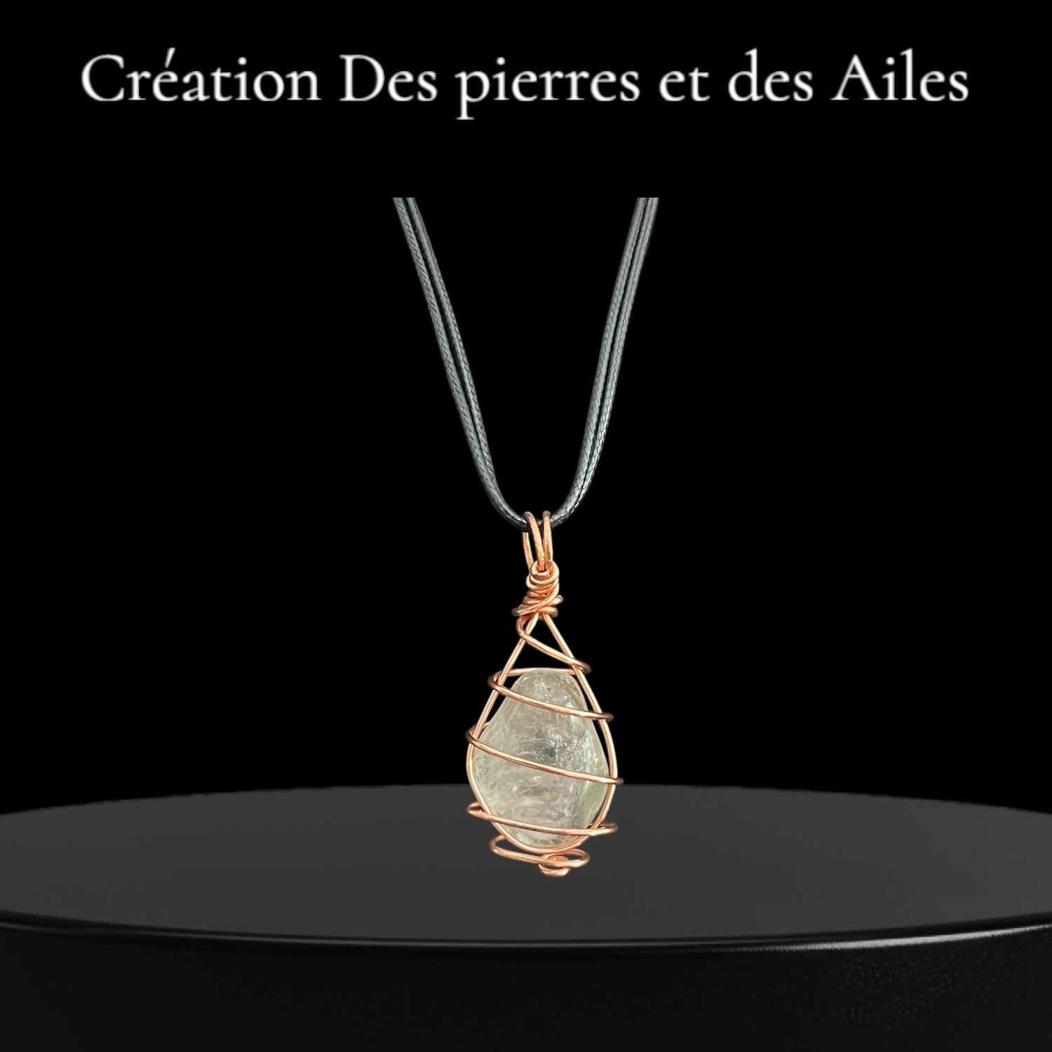 PENDENTIF QUARTZ CLAIR DANS UN FIL DE CUIVRE