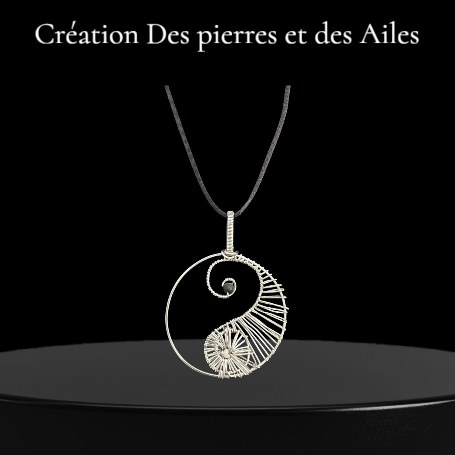 PENDENTIF YIN ET YANG (PIERRE VOLCANIQUE)
