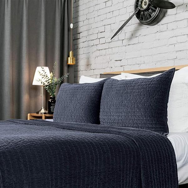 Rizzy Home Quilt, Solid Square Pattern
