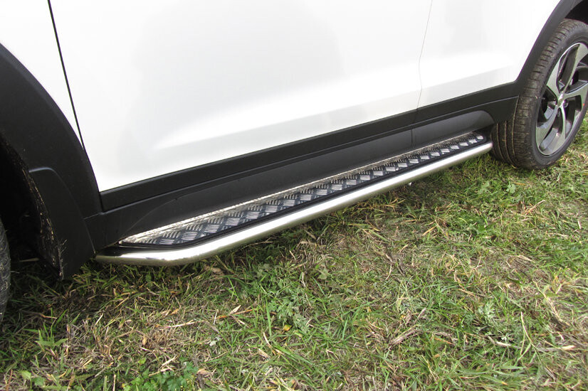 Пороги из нержавейки Hyundai Tucson 4WD (2015-2018) d42 с алюминиевым листом (черный цвет)
