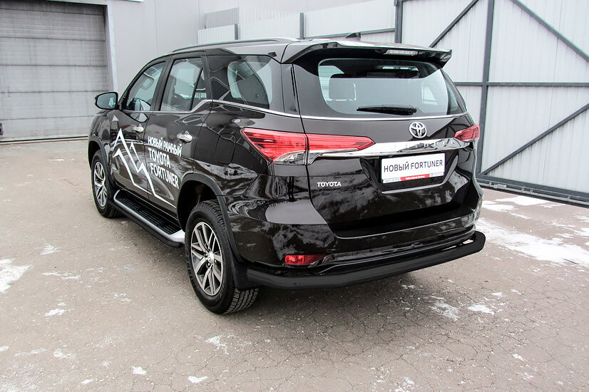 Защита заднего бампера Toyota Fortuner (2015-2023) d76 длинная черная