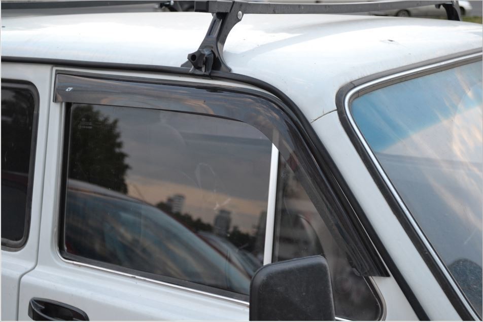 Накладные дефлекторы дверей "Lada 4x4" 3-х дверный. Защищают от ветра и осадков при движении с приоткрытым окном!