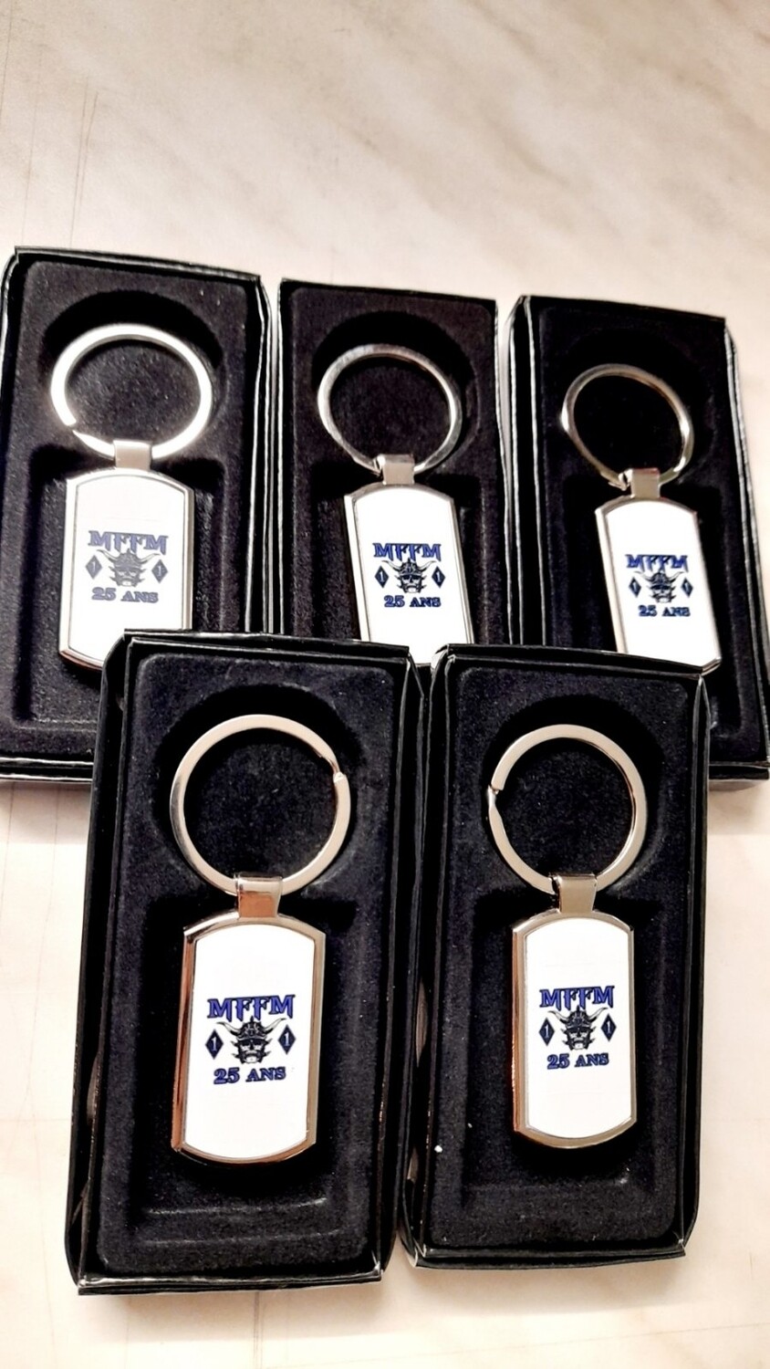 Egyedi fém kulcstartó