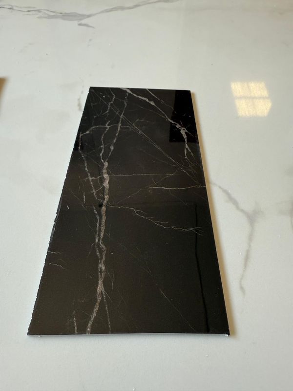MUESTRA BLACK ROCK | Textura: Super brillant + | Placa decorativa