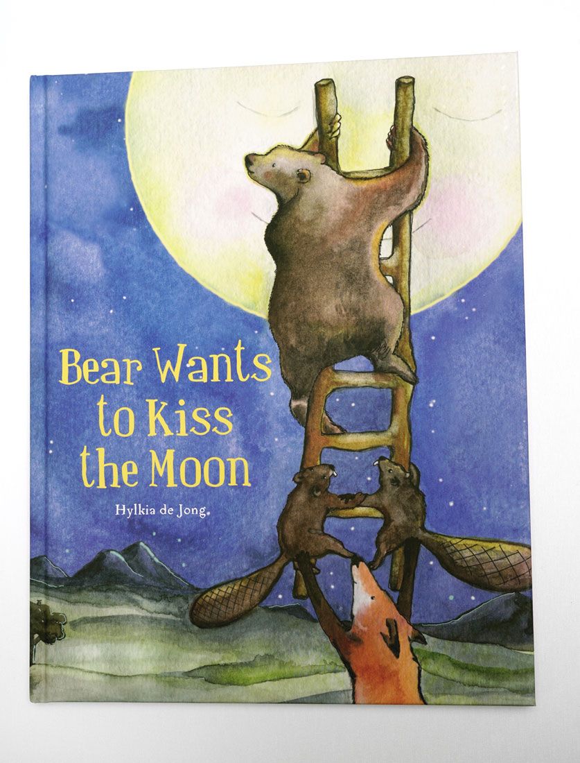 Bear wants to kiss the Moon