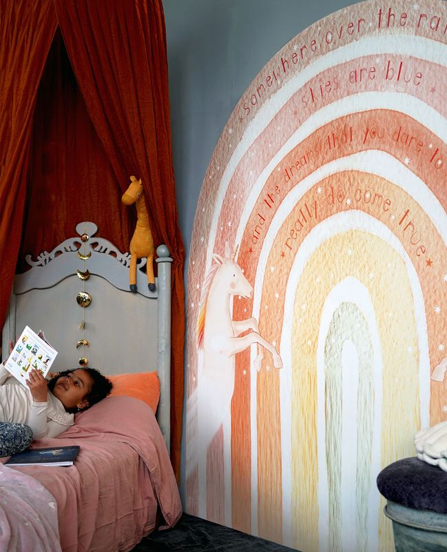 Regenbogen-Tapete mit Terrakottafarben auf die Wand im Kinderzimmer