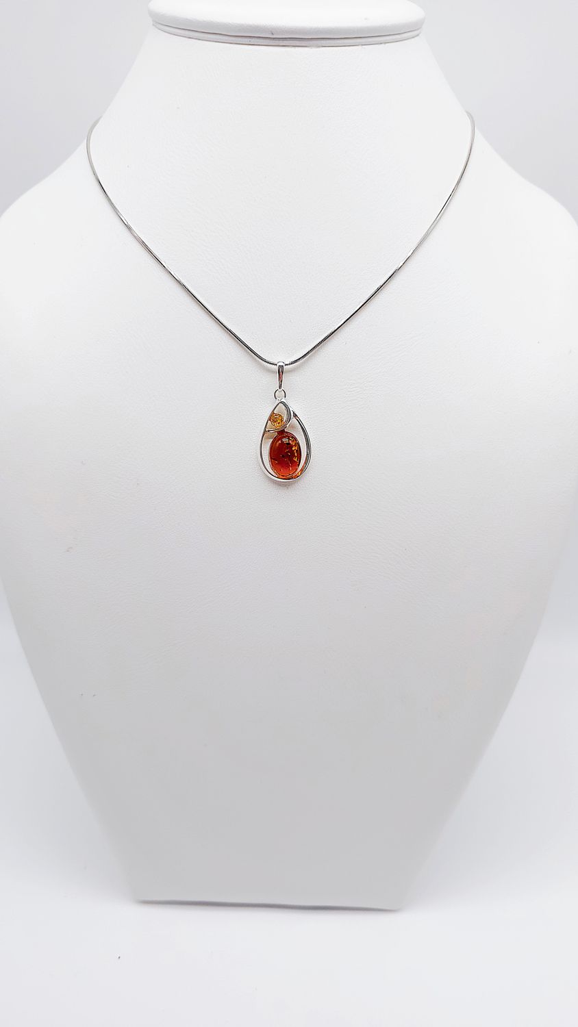 Eleganter Anhänger in Tropfenform aus Silber und Bernstein