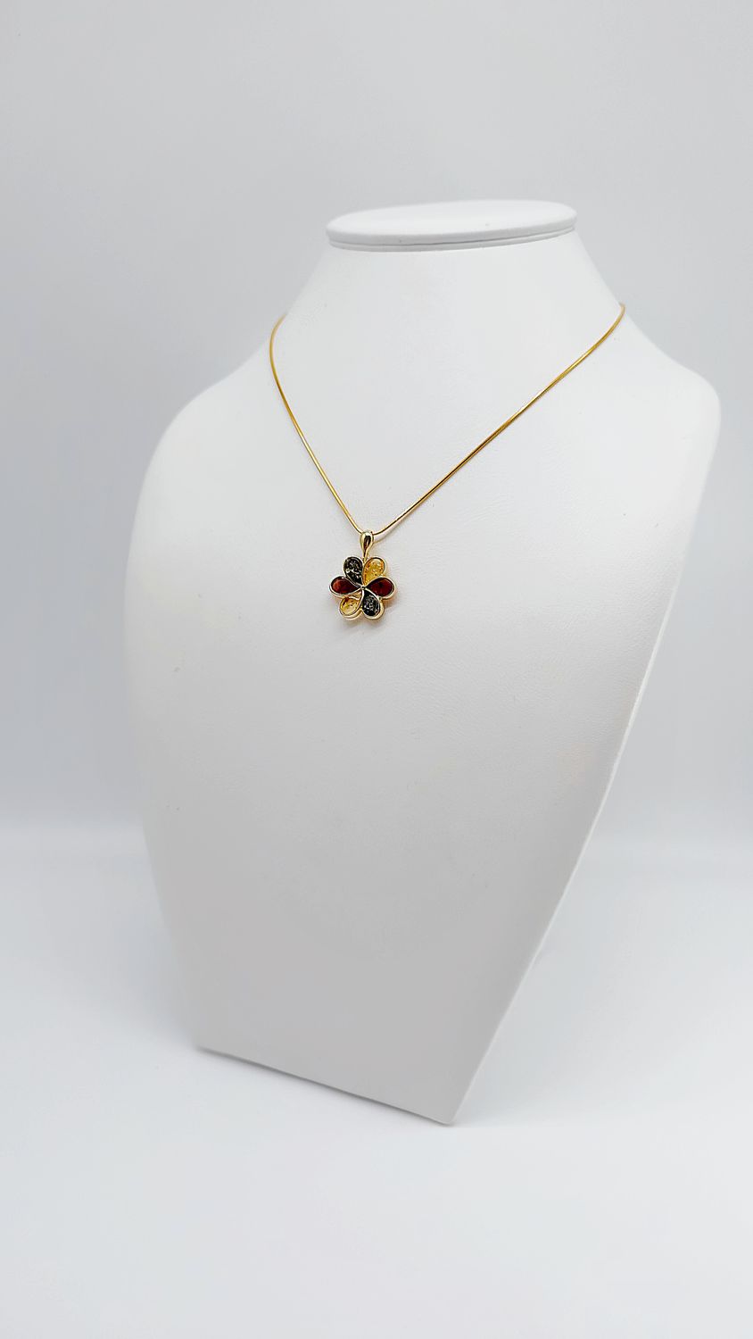 Eleganz in Blüte: Vergoldeter Bernstein-Schmuck