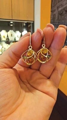 Elegante Ohrhänger aus 925er Sterlingsilber mit bunten Bernsteinen