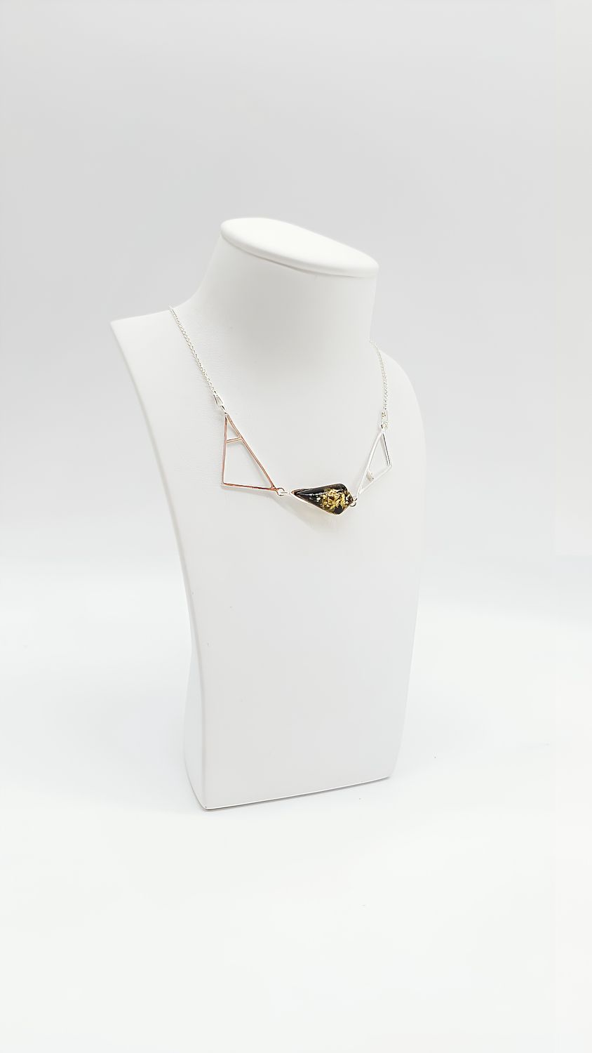 Exquisite Geometrie in Silber und Bernstein