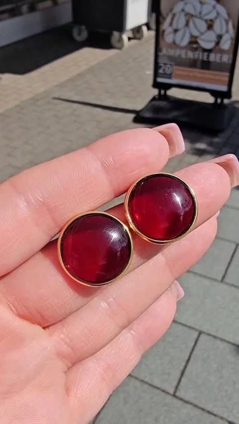 Ohrclipse mit Naturstein – Eleganz in Rot