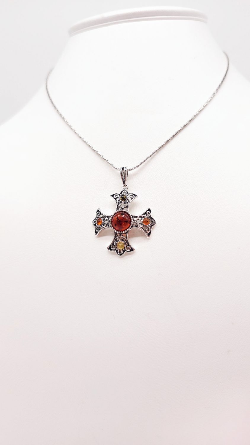 Kreuzanhänger Bernstein – eleganter Schmuck für Damen