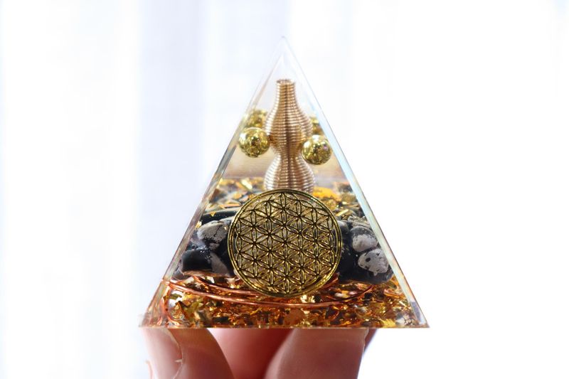 Orgonite Pyramid | Snowflake Obsidian