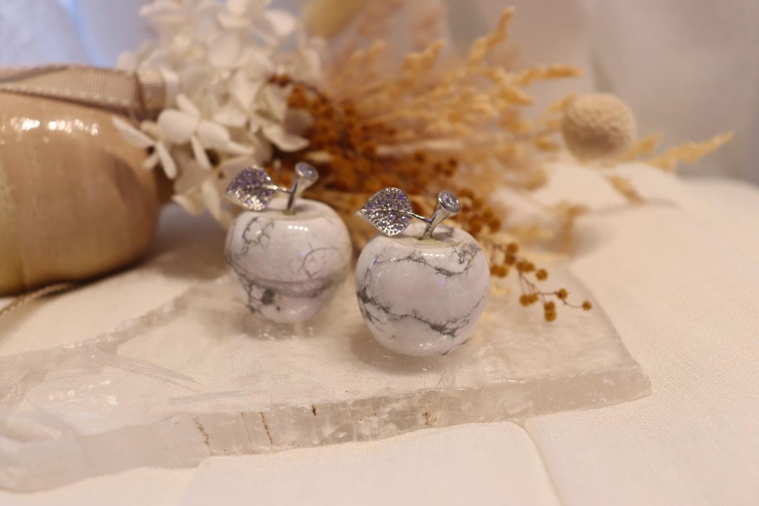 Howlite Apple