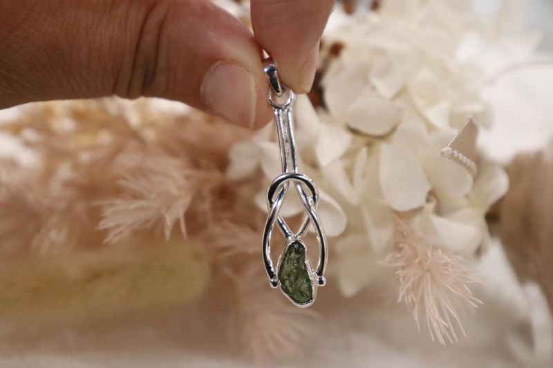 Moldavite Pendant | Knot 3.2g