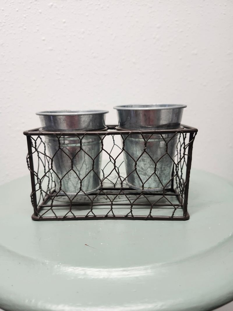CHICKEN COOP HOLDER (2 METAL 2&quot; POTS)