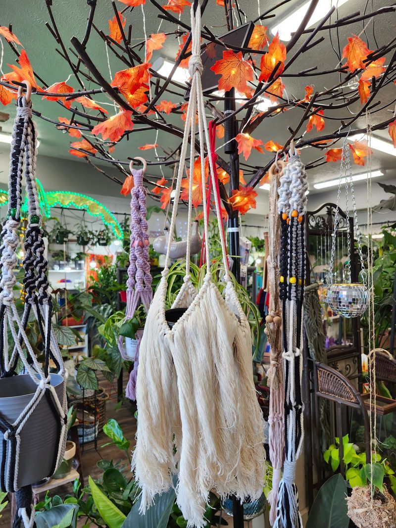 MACRAME PLANT HANGER 30&quot;- WHITE FLUFF