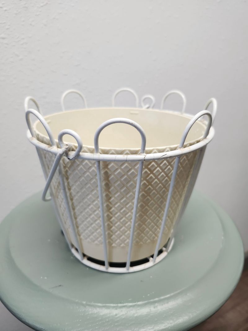 PLASTIC POT 6&quot; W/METAL FRAME - WHITE