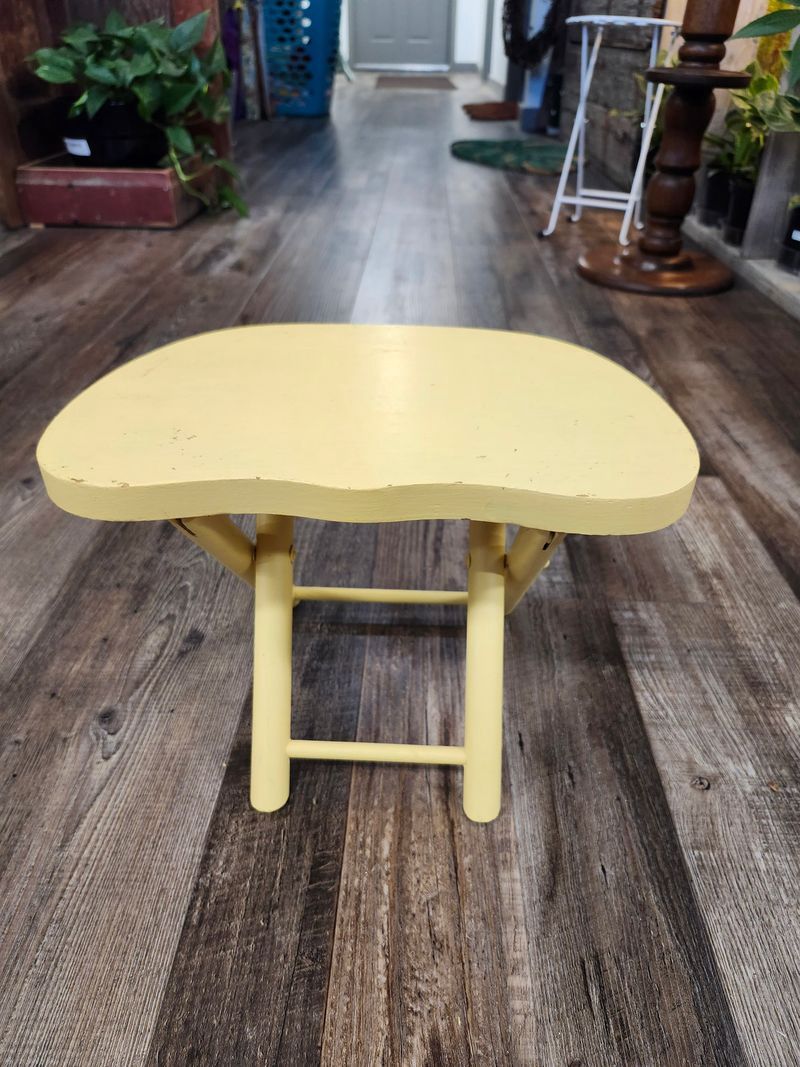PLANT RISER 9&quot; - YELLOW STOOL