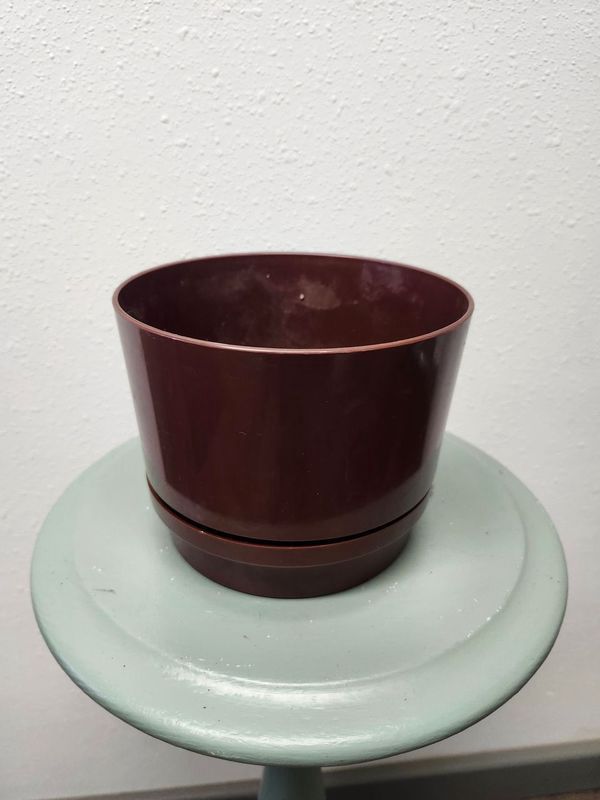 PLASTIC POT W/DRAIN 7&quot; - BURGUNDY