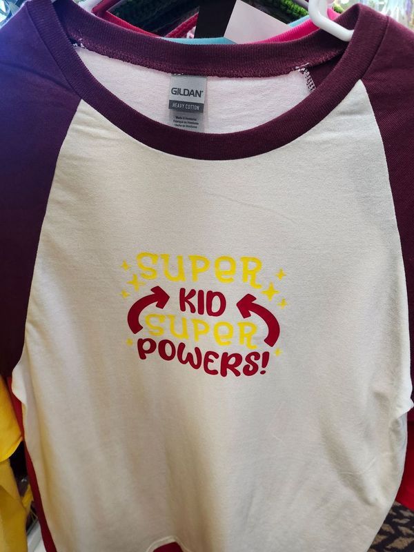 PLANT-TEE &quot;SUPER KID&quot; - SMALL MAROON BASEBALL