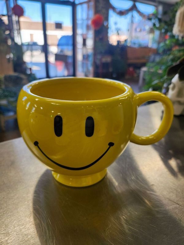 SMILEY FACE PLANTER - MUG
