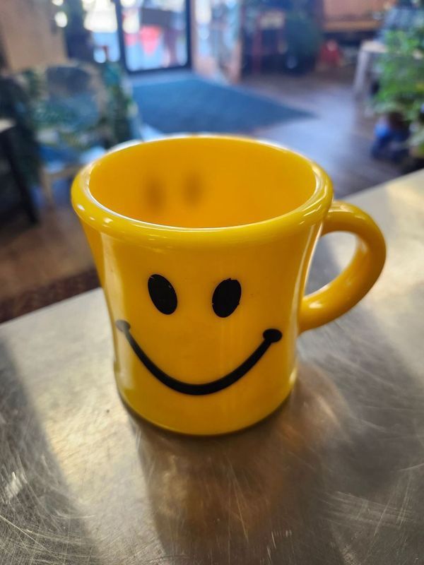 RETRO SMILEY FACE MUG