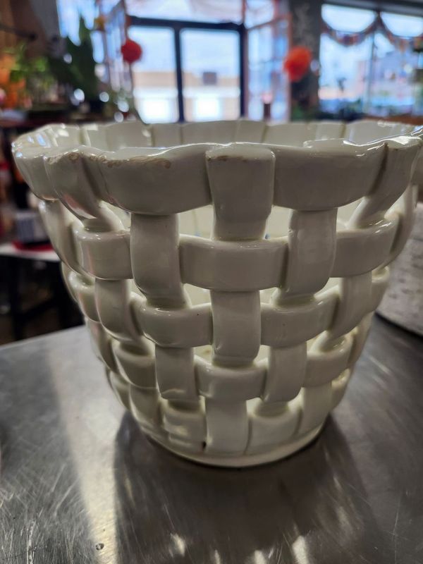CERAMIC POT 8&quot; - BASKET WEAVE