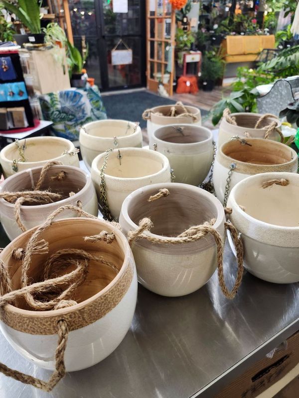 HANGING CERAMIC POT W/DRAIN