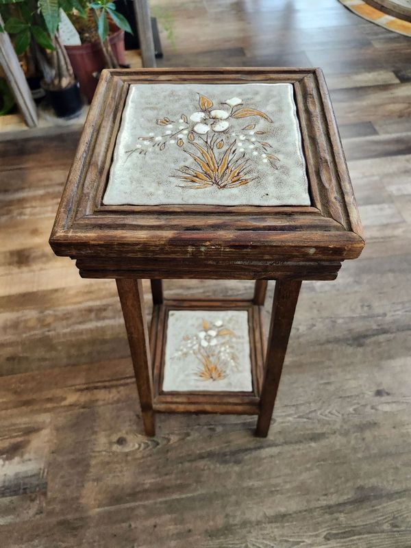 WOODEN PLANT STAND - TILE