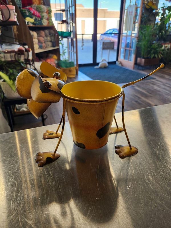 METAL DOG PLANTER
