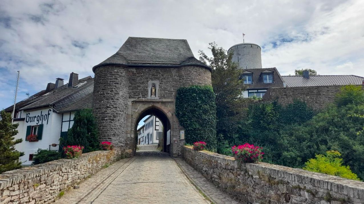 30.11.2025: Eifelspur "Auf den Spuren der Raubritter" mit Besuch des Burg Weihnachtsmarkt Reifferscheid, 53940 Hellenthal