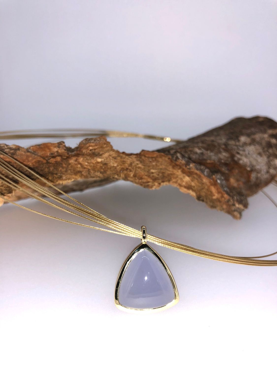 Collier mit Edelsteinanhänger