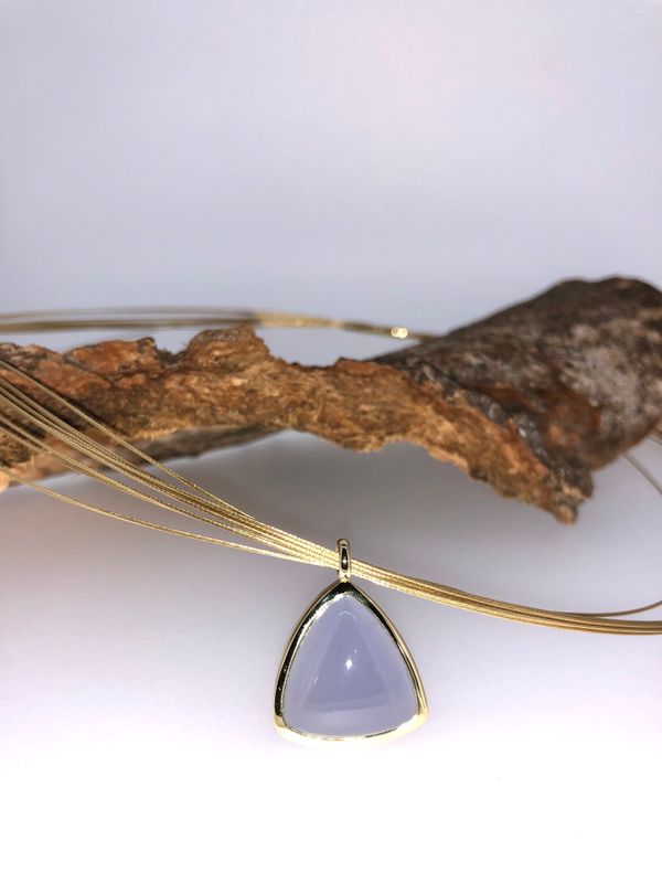 Collier mit Edelsteinanhänger