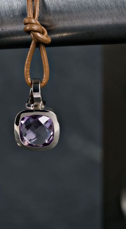 Lange Lederschnur mit Edelsteinanhänger Amethist