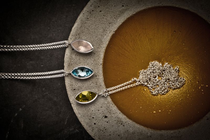 Lange Halskette mit Edelsteinanhänger