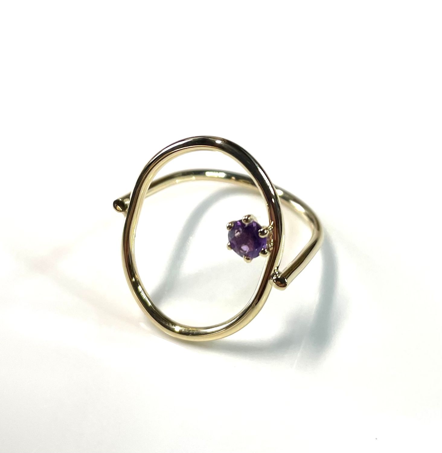 Ring mit facettiertem Amethyst auf offener Ringschiene aus 585/- Gelbgold
