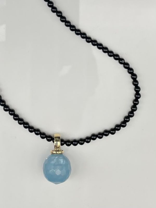 Halskette mit Edelsteinanhänger