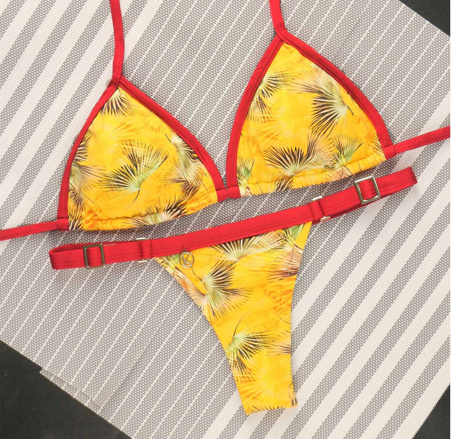 Conjunto de biquíni Tropical Yellow com a combinação Vermelho Carmine | Mara Top + Tanga Fany