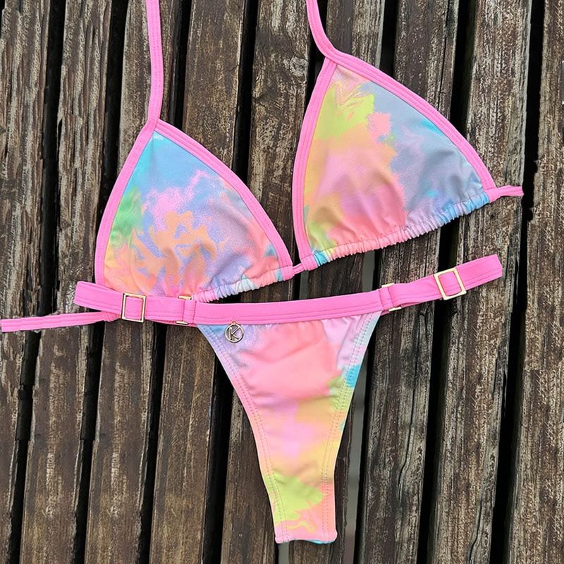 Conjunto de Bikini | Top Triángulo y Tanga Hilo Dental Fina | Bikini Brasileño | Tela Tie Dye | Mara y Eva KiniBi